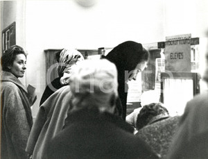 Fotografia d epoca originale 1960 ca PARIS Maria Gabriella di SAVOIA alle iscrizioni ECOLE ART LOUVRE 1