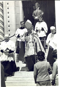 Fotografia d epoca originale 1965 SAN FRANCISCO USA Arcivescovo Joseph McGUCKEN al termine di una Messa 1