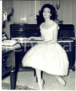 Fotografia d epoca originale 1960 ca PARIS Ludmilla TCHERINA posa con il pianoforte Foto LYNX 1