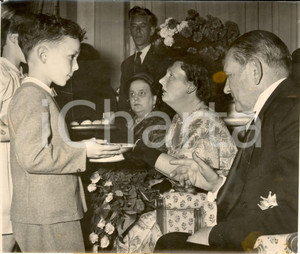 Fotografia d epoca originale 1954 AMSTERDAM Patrick LAINE offre gateaux Ã  reine JULIANA assise avec RenÃ© COTY 1