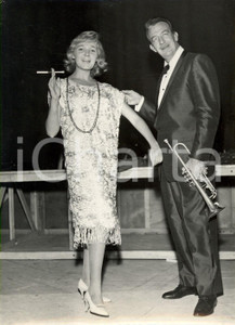 Fotografia d epoca originale 1957 PARIS ALHAMBRA Harry JAMES incantato da Evelyne RICKE Miss Automobile 1