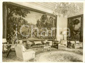 Fotografia d epoca originale 1935 ca LONDON UK REDECORATION OF THE DRAWING ROOM OF THE ITALIAN EMBASSY 1