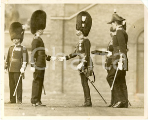 Fotografia d epoca originale 1935 LONDON UK Prince of Wales con guardie inglesi durante parata S.DAVID day 1