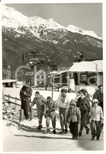 Fotografia d epoca originale 1955 ca ST.ANTON AM ARLBERG AUSTRIA Regina GIULIANA dei PAESI BASSI in vacanza 1
