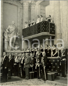 Fotografia d epoca originale 1952 STOCCOLMA Regina LUISA e diplomatici all apertura del PARLAMENTO svedese 1