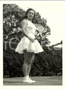 Fotografia d epoca originale 1953 WIMBLEDON La tennista Marie WEISS in tenuta da gioco alla moda  Fotografia 1
