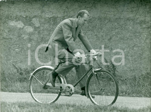 Fotografia d epoca originale 1965 ca SVIZZERA ? Vittorio Emanuele IV in bicicletta Fotografia 1