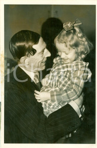 Fotografia d epoca originale 1940 STOCKHOLM WWII Principe Guglielmo di SVEZIA visita rifugio bambini sfollati 1