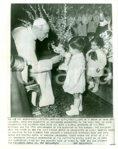 Fotografia d epoca originale 1956 ROMA Figli diplomatici portano fiori a PIO XII per compleanno Telefoto 1