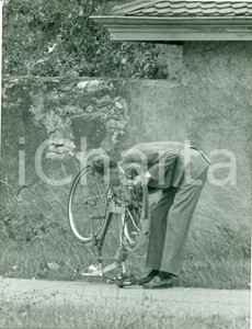 Fotografia d epoca originale 1965 ca SVIZZERA ? Vittorio Emanuele IV piegato su bicicletta Fotografia 1