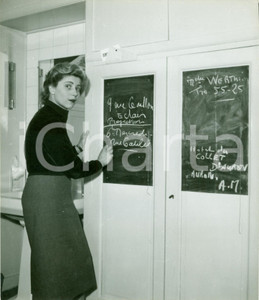 Fotografia d epoca originale 1965 ca PARIS Attrice Nicole STEPHANE scrive agenda sui muri del bagno FOTO 1