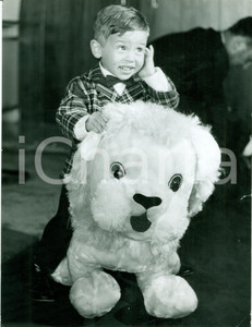 Fotografia d epoca originale 1966 AMMAN Abd Allah II HUSSEIN di GIORDANIA con peluche Ouah Ouah Fotografia 1