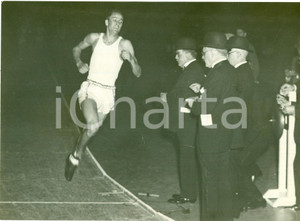 Fotografia d epoca originale 1932 NEW YORK USA Atleta Gene VENZKE nuovo record mondiale 1500 metri FOTO 1