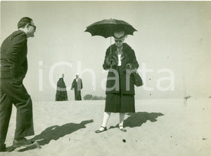 Fotografia d epoca originale 1965 EGITTO Giornalista GeneviÃ¨ve TABOUIS nel deserto in pelliccia Fotografia 1