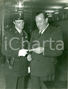 Fotografia d epoca originale 1950 ca PARIS Segretario ONU Trygve LIE mostra il pass a una guardia Fotografia 1
