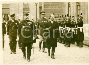 Fotografia d epoca originale 1937 PARIS Re Giorgio II di GRECIA salutato da Compagnia d Onore all ELISEO Foto 1