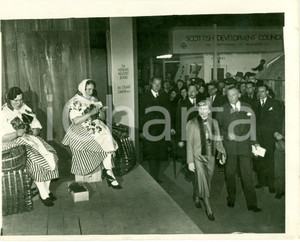 Fotografia d epoca originale 1937 LONDON UK Dukes of GLOUCESTER visiting Ideal Home Exhibition OLYMPIA 1