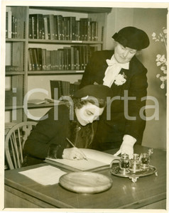 Fotografia d epoca originale 1936 LONDON Duchessa GLOUCESTER inaugura Lady Eleanor HOLLES School TWICKENHAM 1