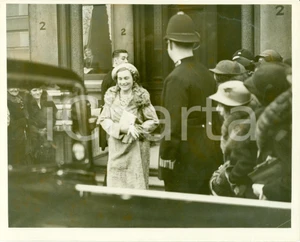 Fotografia d epoca originale 1935 LONDON Lady Alice SCOTT lascia GROSVENOR PLACE matrimonio Duca GLOUCESTER 1