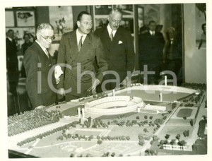 Fotografia d epoca originale 1938 LONDON Duca di GLOUCESTER osserva modello Stadio Olimpico di BERLINO Foto 1