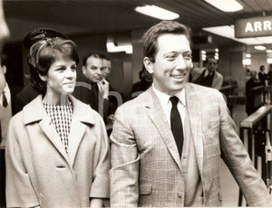 Fotografia d epoca originale 1965 ca PARIS Andy WILLIAMS and his wife Claudine LONGET Portrait Photo 1