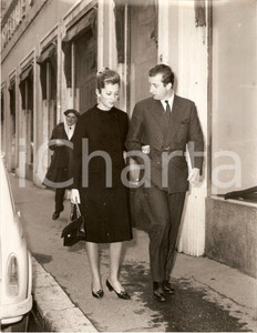 Fotografia d epoca originale 1960 ca ROMA Alberto di LIEGI Paola RUFFO DI CALABRIA passeggiano in centro Foto 1