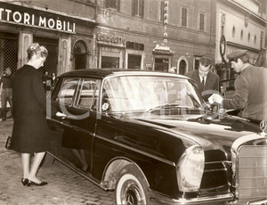 Fotografia d epoca originale 1960 ca ROMA Alberto di LIEGI Paola RUFFO DI CALABRIA salgono su MERCEDES Foto 1
