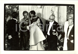 Fotografia d epoca originale 1972 KOLN Gustav HEINEMANN parla con Margrethe di DANIMARCA Castello di BRUHL 1