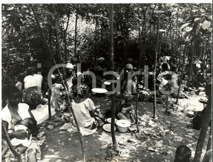 Fotografia d epoca originale 1968 GUERRA DEL BIAFRA Campo profughi nella piantagione di ULLONA Foto 1
