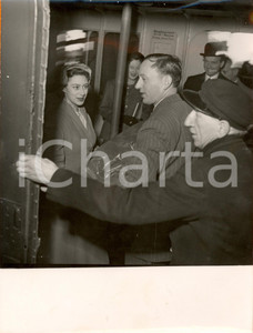 Fotografia d epoca originale 1951 PARIS Principessa MARGARET di SNOWDON nell ascensore della TOUR EIFFEL Foto 1
