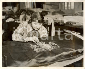 Fotografia d epoca originale 1953 LONDON Sarta ricama drappo del trono per incoronazione ELISABETTA II Foto 1