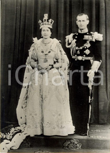 Fotografia d epoca originale 1953 BUCKINGHAM PALACE Regina ELISABETTA e principe FILIPPO dopo l incoronazione 1