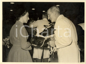 Fotografia d epoca originale 1954 LONDON Principessa Margaret SNOWDON al DAIRY SHOW con un mandriano +FOTO 1