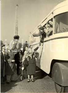 Fotografia d epoca originale 1949 PARIS Elvire POPESCO e André BRULE salutano troupe di Robert PIZANI Foto 1