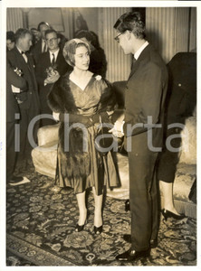 Fotografia d epoca originale 1958 BLENHEIM PALACE UK Principessa MARGARET parla con Yves SAINT LAURENT 1
