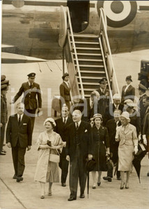 Fotografia d epoca originale 1959 LE BOURGET Gladwyn JEBB accoglie Elizabeth BOWESLYON 1