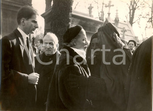 Fotografia d epoca originale 1953 PARIS CIMITERO DI PASSY Elvire POPESCO con vedova e figlia Henri BERNSTEIN 1
