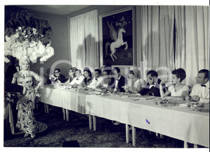 Fotografia d epoca originale 1964 RIO DE JANEIRO Alberto SORDI ed Elsa MARTINELLI nella giuria del Carnevale 1