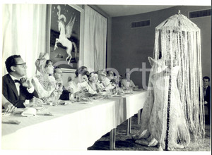 Fotografia d epoca originale 1964 CARNVALE RIO DE JANEIRO Alberto SORDI Elsa MARTINELLI giudicano un costume 1