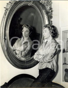 Fotografia d epoca originale 1950 ca CINEMA Micheline PRESLE allo specchio nel salotto di casa Ritratto 1