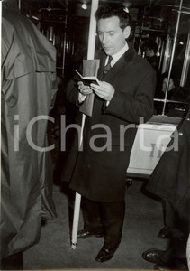 Fotografia d epoca originale 1960 ca PARIS Pierre PERRIN in metropolitana consulta l agenda Fotografia 1