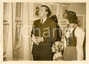 Fotografia d epoca originale 1939 PARIS Bertil di SVEZIA visita mostra con ragazze in costume popolare 1 1