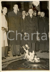 Fotografia d epoca originale 1939 PARIS ARC DE TRIOMPHE Principe Bertil di SVEZIA a cerimonia della fiamma 1