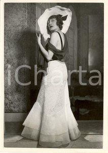 Fotografia d epoca originale 1933 CINEMA Attrice Suzy PRIM in pigiama ricamato nel film PEAU D ESPAGNE Foto 1