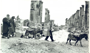 Fotografia d epoca originale 1960 ca JERASH Giordani a passeggio tra le rovine con i somari Fotografia 1