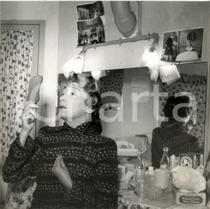 Fotografia d epoca originale 1950 PARIS Attrice Suzy PRIM controlla trucco in camerino prima dello spettacolo 1