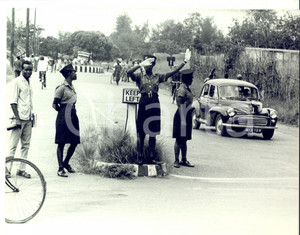 Fotografia d epoca originale 1968 UMUHAIA NIGERIA Guerra civile nigeriana Donne agenti di polizia FOTO 1