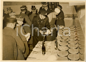 Fotografia d epoca originale 1938 PARIS Bertil di SVEZIA festeggia nomina a caporale 4° Regg. Fanteria 1 1