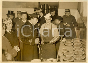 Fotografia d epoca originale 1938 PARIS Bertil di SVEZIA festeggia nomina caporale 4° FANTERIA con torta Foto 1