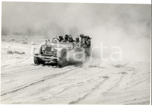 Fotografia d epoca originale 1960 ca OMAN Guardie del corpo del Sultano del MASQAT su una Land Rover  Foto 1